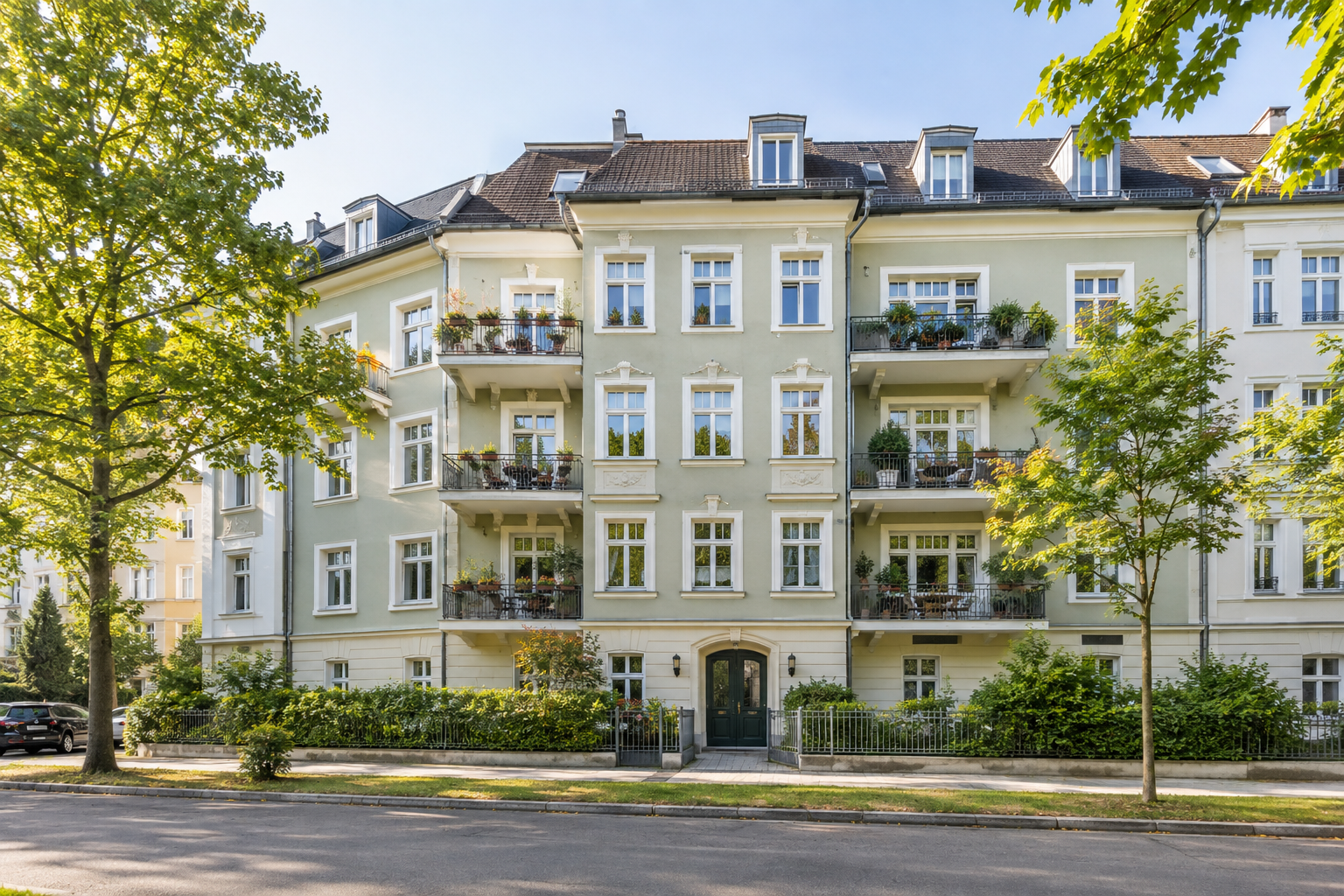 Mehrgeschossiges Wohngebäude mit heller Fassade und Balkonen